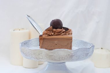 Çikolatalı cheesecake, çikolatalı krem peynirli, kremalı ve kekli.