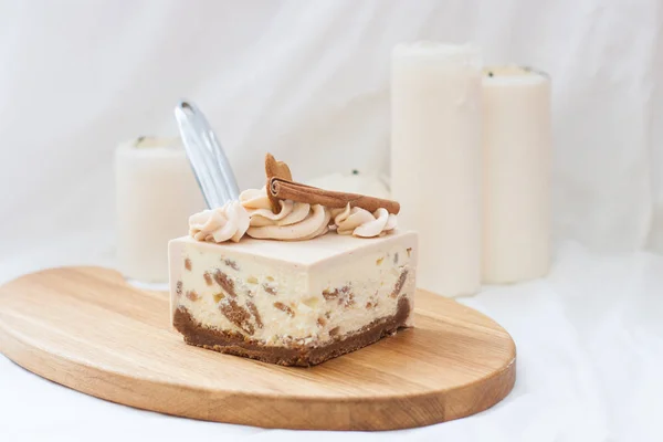 Krem Peynirli Zencefilli Cheesecake Tarçın Çikolatalı Kurabiyeler Ahşap Tahtada — Stok fotoğraf