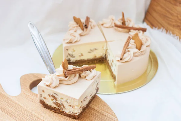 Biten Pepparkakscheesecake Med Färskost Glasyr Kanel Och Chokladkakor Träskiva — Stockfoto