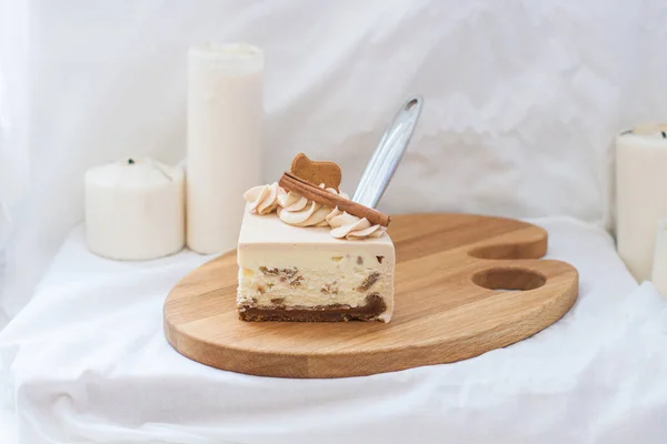 木製ボード上のクリームチーズの霜降り シナモンとチョコレートクッキーとジンジャーブレッドチーズケーキのピース — ストック写真