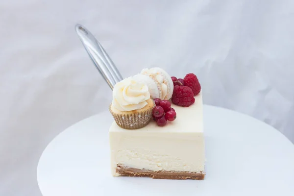 Lätt Vanilj New York Cheesecake Med Färskost Glasyr Hallon Tranbär — Stockfoto