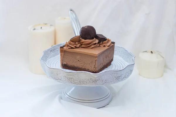 Ένα Κομμάτι Cheesecake Σοκολάτας Κρέμα Τυριού Σοκολάτας Και Κέικ Σκάει — Φωτογραφία Αρχείου