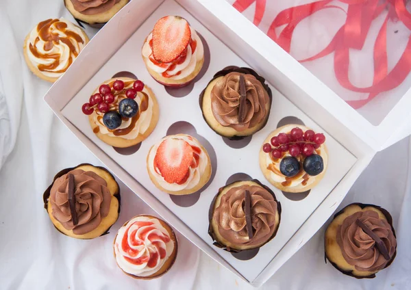 Édes Ajándék Válogatott Muffinokból Vaníliás Csokis Krémsajtos Cukormázzal Friss Eperrel — Stock Fotó