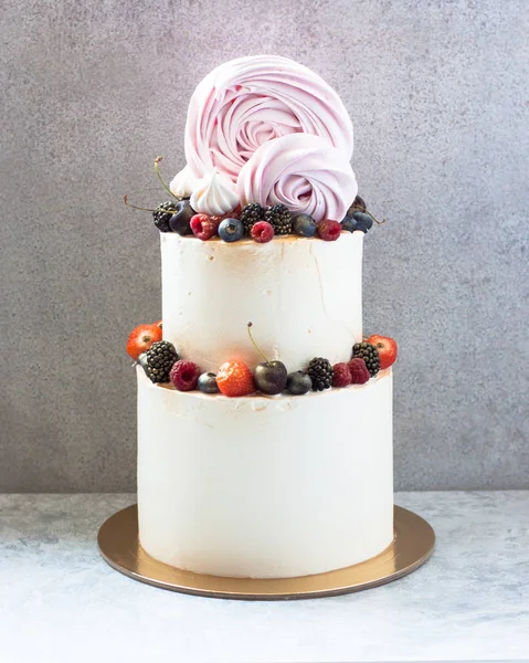 Κομψό Λευκό Γαμήλια Τούρτα Κρέμα Τυριού Φρέσκες Φράουλες Μύρτιλλα Σμέουρα — Φωτογραφία Αρχείου