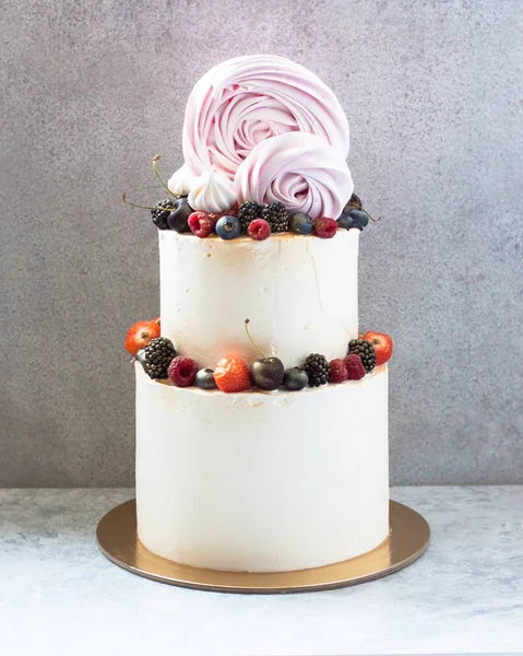 Elegante Witte Bruidstaart Met Roomkaas Verse Aardbeien Bosbessen Frambozen Meringue — Stockfoto