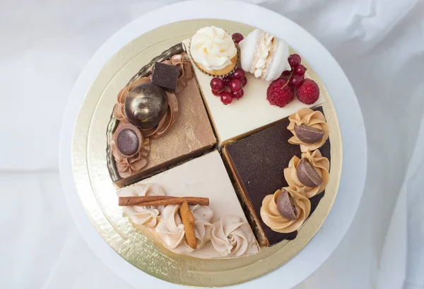 Vier Stücke Vanille Schokolade Lebkuchen Und Erdnuss Käsekuchen Mit Frischen — Stockfoto