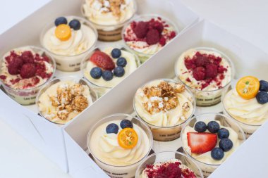 Bir kutu krem peynirli vanilyalı ve çikolatalı kek, taze çilek, ahududu, yabanmersini ve patlamış mısır süslemesi.. 