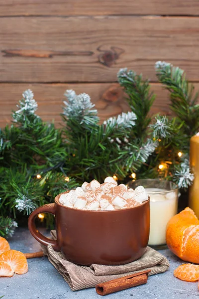 Koppar Kakao Med Marshmallow Kanelbullar Mandarin Brinnande Ljus Och Julgran — Stockfoto