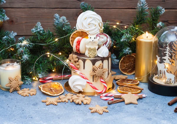 Cake Decorated Melted Chocolate Candy Cane Meringue Christmas Tree Balls — Stock Photo, Image