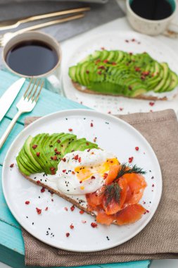 Dilimlenmiş avokado, haşlanmış yumurta ve tuzlanmış somon..