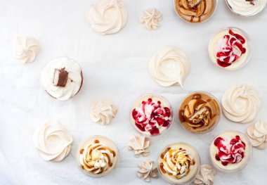 Erimiş çikolata, tuzlu karamel, dut sosu, patlamış mısır ve çikolata süslemeli krema tatlısı..