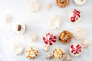 Erimiş çikolata, tuzlu karamel, dut sosu, patlamış mısır ve çikolata süslemeli krema tatlısı..