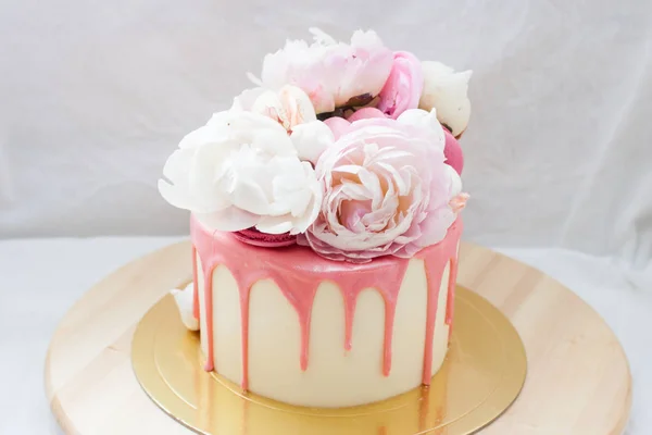Білий Торт Рожевим Розтопленим Шоколадом Свіжими Трояндами Півоніями Макарунами Зливами — стокове фото