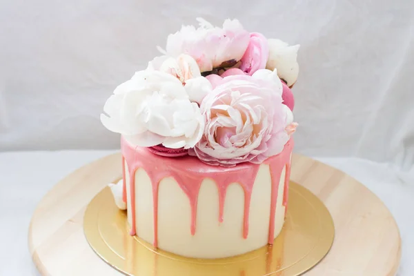 Bolo Branco Com Chocolate Rosa Derretido Rosas Peônias Frescas Macaroons — Fotografia de Stock