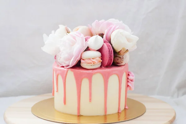 Witte Taart Met Roze Gesmolten Chocolade Verse Rozen Pioenrozen Macarons — Stockfoto