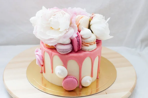 Witte Taart Met Roze Gesmolten Chocolade Verse Rozen Pioenrozen Macarons — Stockfoto