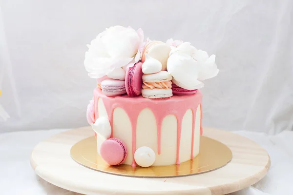 White Cake Pink Melted Chocolate Fresh Roses Peonies Macaroons Meringues — ストック写真