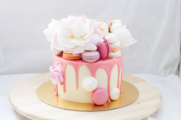 Fehér Torta Rózsaszín Olvadt Csokoládéval Friss Rózsa Bazsarózsa Makaróni Habcsókok — Stock Fotó