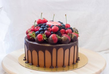 Taze çilekli çikolatalı pasta, çilek, yabanmersini, ahududu ve böğürtlen. 