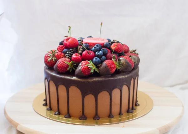 Pastel Chocolate Con Bayas Frescas Fresas Arándanos Frambuesas Moras —  Fotos de Stock