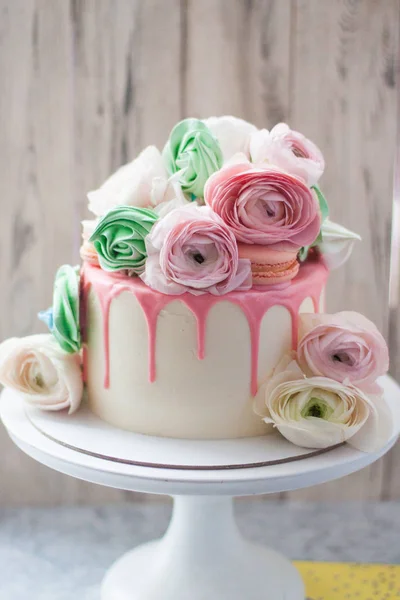 Bolo Branco Com Chocolate Rosa Derretido Decorado Com Flores Frescas — Fotografia de Stock