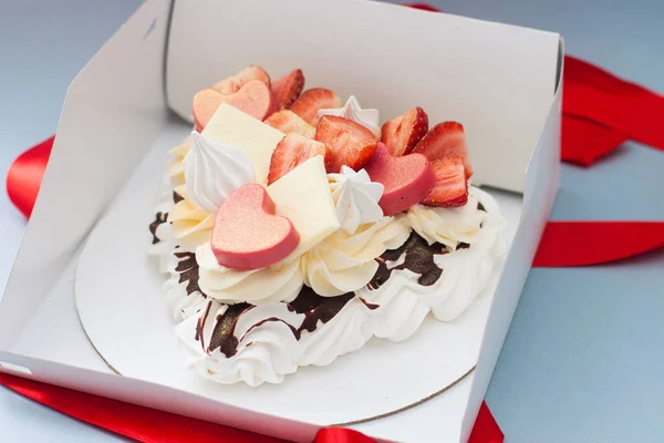 Torta Pavlova Forma Corazón Con Chocolate Negro Derretido Corazones Fresa —  Fotos de Stock