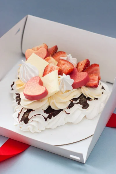 Torta Pavlova Forma Corazón Con Chocolate Negro Derretido Corazones Fresa —  Fotos de Stock