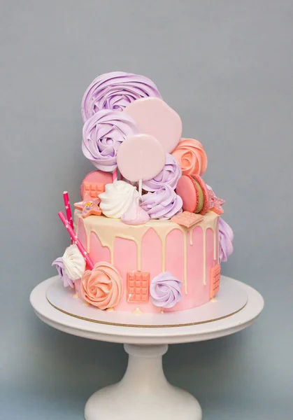 Pink Cakewith Melted Chocolate Meringue Swirls Caramel Lollipops Macaroons Candies — ストック写真