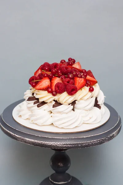 Pavlova Taart Met Slagroom Gesmolten Chocolade Verse Bessen Aardbeien Frambozen — Stockfoto