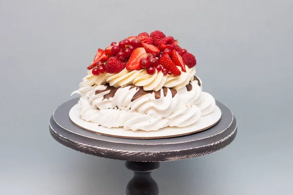 Pavlova Kaka Med Vispgrädde Smält Choklad Och Färska Bär Jordgubbar — Stockfoto