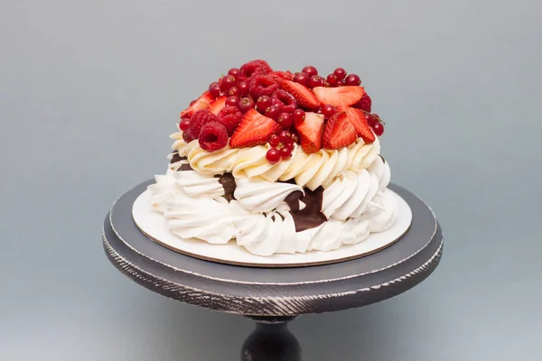 带有奶油 融化的巧克力和新鲜浆果 覆盆子和红醋栗的Pavlova蛋糕 — 图库照片