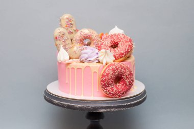 Pembe kek, jöleli çörek, kek çubuğu, krema, şeker, erimiş çikolata ve kurabiye.. 