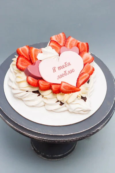 Torta Pavlova Forma Corazón Con Bayas Frescas Fresas Chocolate Merengues —  Fotos de Stock