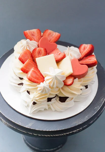 Torta Pavlova Forma Cuore Con Bacche Fresche Fragole Cioccolato Meringhe — Foto Stock