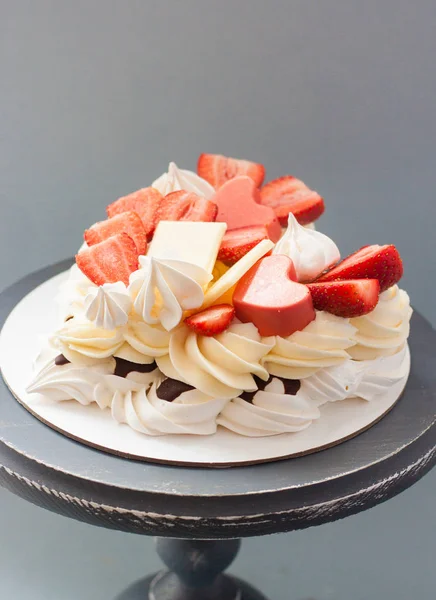 Heart Shaped Pavlova Cake Fresh Berries Strawberries Chocolate Meringues Grey — 图库照片