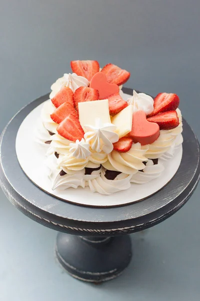Herzförmige Pavlova Torte Mit Frischen Beeren Erdbeeren Schokolade Und Baiser — Stockfoto