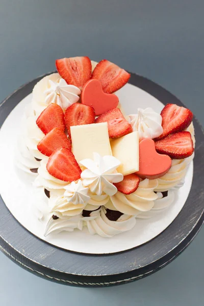 Herzförmige Pavlova Torte Mit Frischen Beeren Erdbeeren Schokolade Und Baiser — Stockfoto