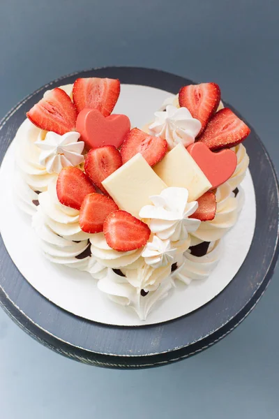 Torta Pavlova Forma Cuore Con Bacche Fresche Fragole Cioccolato Meringhe — Foto Stock