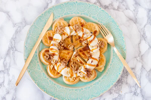 Kalp şeklinde waffle, tuzlu karamelli sos, taze muz, ceviz ve kabak çekirdeği.. 