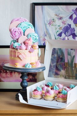 Erimiş çikolatalı, lolipoplu, kremalı, şekerli, kurabiyeli, kurabiyeli, kurabiyeli, kurabiyeli çok renkli pasta.. 