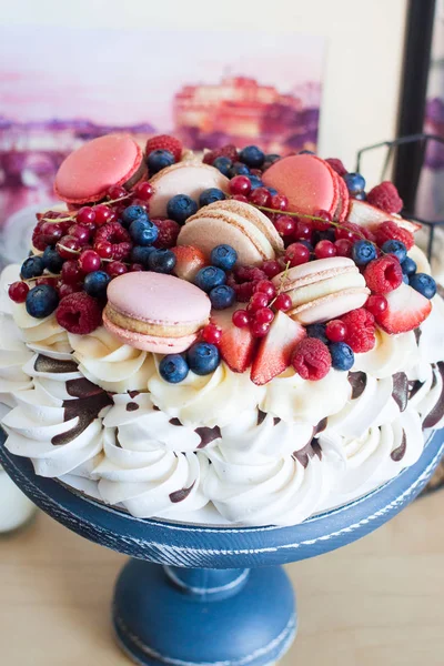 Bolo Merengue Com Queijo Creme Chocolate Fundido Bagas Frescas Morangos — Fotografia de Stock