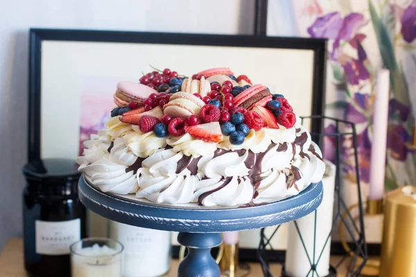 Geklopte Meringue Cake Met Roomkaas Gesmolten Chocolade Verse Bessen Aardbeien — Stockfoto