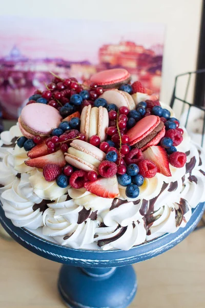 Schlagerkuchen Mit Frischkäse Geschmolzener Schokolade Und Frischen Beeren Erdbeeren Blaubeeren — Stockfoto