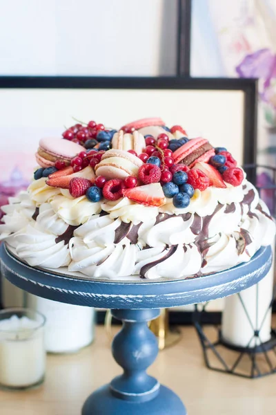 Schlagerkuchen Mit Frischkäse Geschmolzener Schokolade Und Frischen Beeren Erdbeeren Blaubeeren — Stockfoto