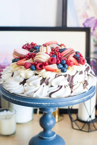 Geklopte Meringue Cake Met Roomkaas Gesmolten Chocolade Verse Bessen Aardbeien Stockfoto