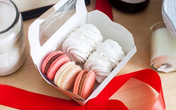 Caixa Presente Com Macaroons Marshmallow — Fotografia de Stock