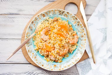 Karidesli bulghur, karabiber, dilimlenmiş portakal ve otlar.. 