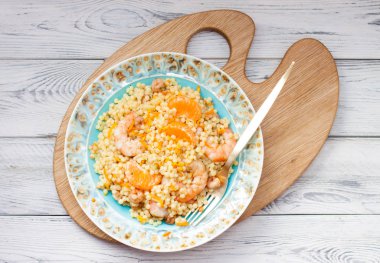 Karidesli bulghur, karabiber, dilimlenmiş portakal ve otlar.. 