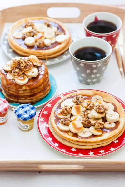 Deux Tasses Café Crêpes Sirop Maïs Bananes Noix Sur Plateau — Photo