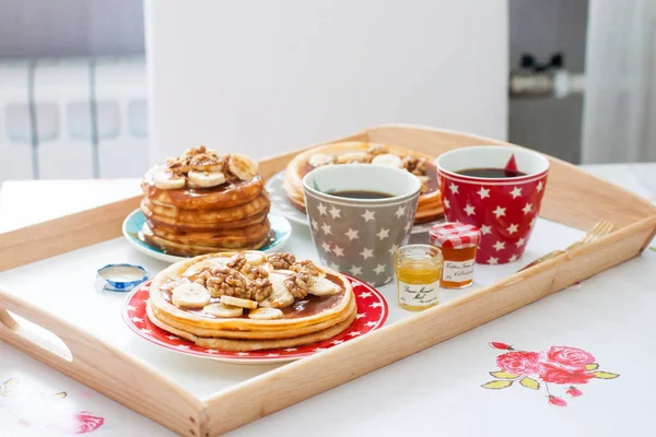 Two Cups Coffee Pancakes Corn Syrup Bananas Nuts Wooden Tray — Stock Photo, Image